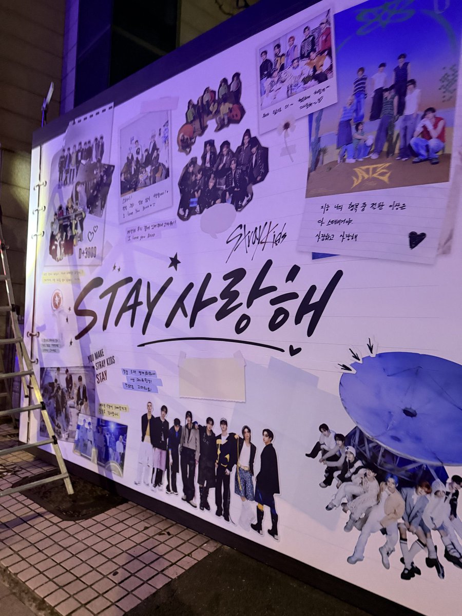 Csmk2209's tweet photo. รีล่าา มีพี่สาวเกาหลีไปเจอสิ่งนี้บนผนังของตึก JYP หรอออ เหมือนกำลังติดอยู่เลยด้วย เขาบอกเพราะว่าพรุ่งนี้ครบรอบเดบิวต์ 3000 วัน เลยน่าจะติดสิ่งนี้ แงน่ารักมากเลยอะ ㅜㅜ เขียน “รักนะ STAY” ตัวเบอเร่อเลย ❤️🤲🏻 https://t.co/AlqYOxhA3R