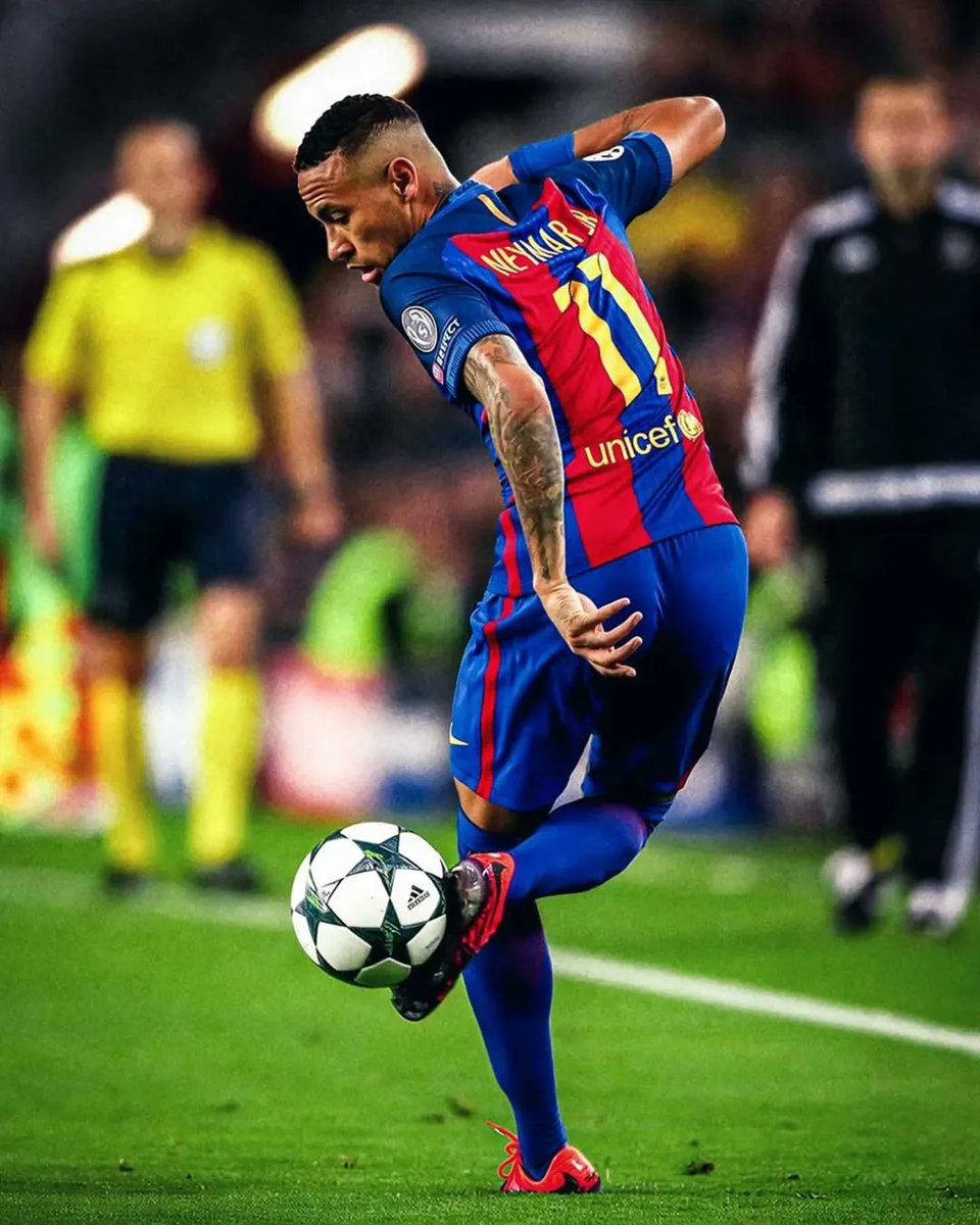AvaEx_Em's tweet photo. We don't have players like that anymore… Neymar Jr. was the perfect definition of street football. ⚽🇧🇷 The kind of football born from improvisation, audacity, and the joy of playing for love. He didn't just play, he played with the ball. Every dribble seemed impossible. Every movement confused the defender. When it seemed…