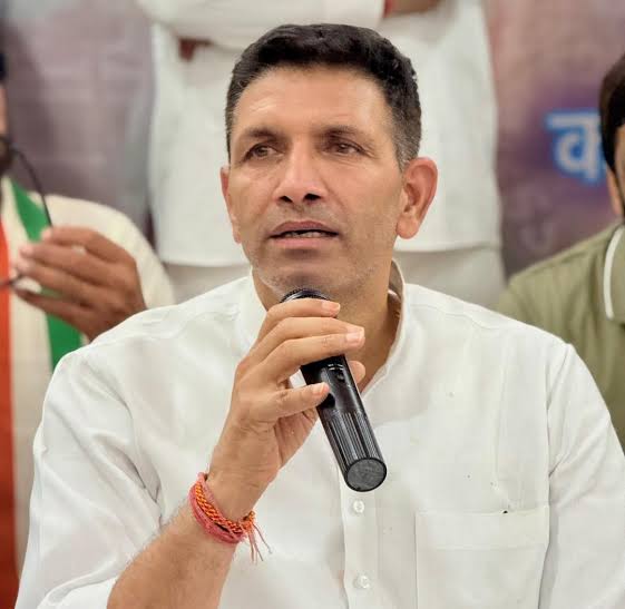 ActivistSandeep's tweet photo. जब जीतू पटवारी के हाथों से विधायक नहीं खरीद पाये तो नामांकन रद्द कर दिया, जीतू पटवारी ने विधायकों को जोड़ कर रखा और मजबूती से सब विधायक BJP के खिलाफ खड़े थे लेकिन फिर लोकतंत्र का चीरहरण कर दिया गया। https://t.co/p2ioUPHmYz