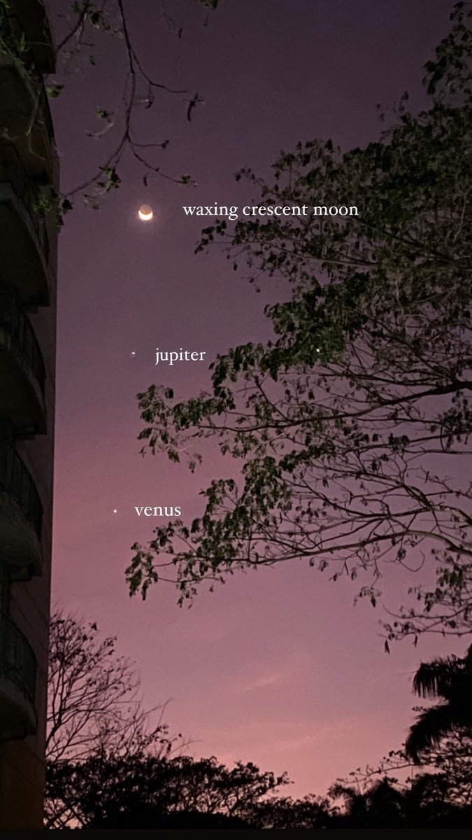 hannanhalapit's tweet photo. triple conjunction. 

witnessed these bullet points in space 3 years ago. not so lucky this time around. https://t.co/FrQph1vz2q