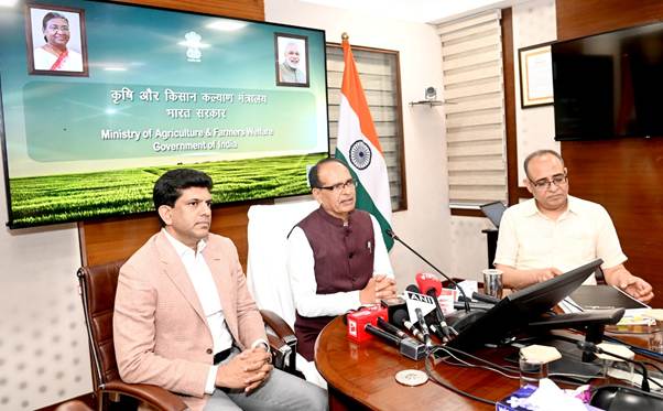 PIBodisha's tweet photo. Shri Shivraj Singh Chouhan chaired a meeting of State Rural Development Ministers on implementation of VB G RAM G

Centre announced financial support exceeding Rs. 1.25 lakh crore to strengthen rural employment, workers' welfare and village development across the country https://t.co/wNDsHcn0LM