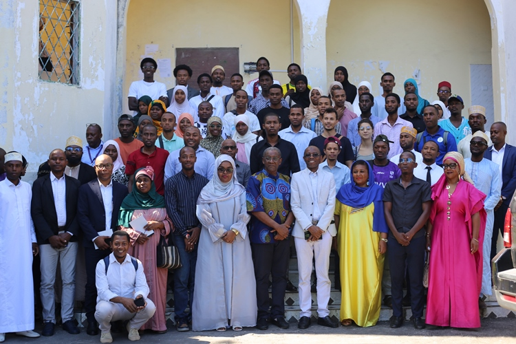 comoros_ne's tweet photo. 🇰🇲 Aux Comores, la jeunesse est au cœur de la résilience climatique et numérique. Réunis à Moroni à l’occasion de la Journée mondiale de l’environnement, universitaires et acteurs associatifs ont appelé à une mobilisation collective pour un avenir plus durable. #Comores #Jeunesse https://t.co/zVznAAVrOe
