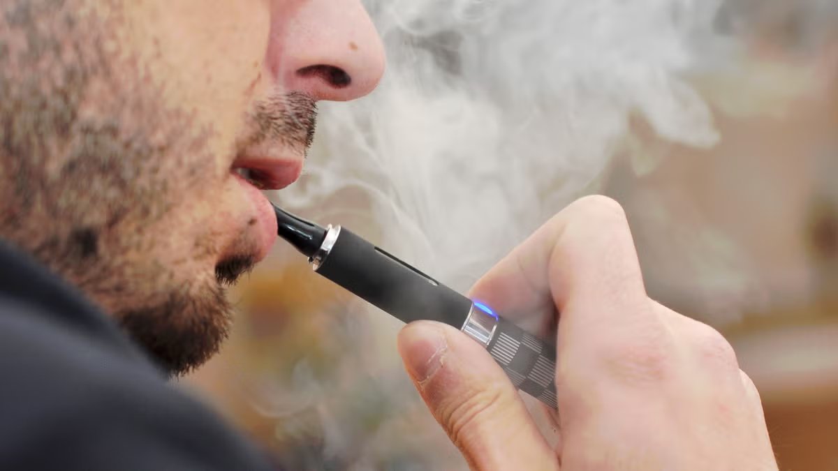 LT8am830's tweet photo. #TodosEnLaOcho l @maxiklan junto a @CaroLabayru. La concejala ingresó un proyecto para prohibir el uso de cigarrillos electrónicos o vapeadores en espacios cerrados "Además de ser dañino para el que lo consume, también lo es para su entorno. El proyecto tuvo buena aceptación" https://t.co/3ISfC4MMLZ