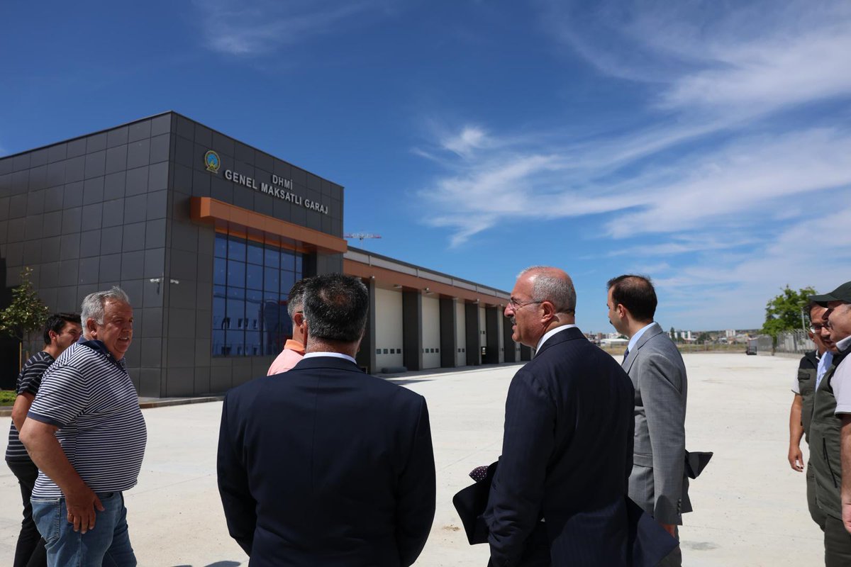 CanakkaleGovTr's tweet photo. 📍 Çanakkale Havalimanı

Valimiz Doç. Dr. @omertoraman25, #Çanakkale Havalimanı'nda yapımı devam eden DHMİ Genel Maksatlı Garaj ve VIP Binası inşaat alanında incelemelerde bulundu.

Valimiz, yürütülen çalışmaları hakkında  Havalimanı Müdürü Ali ÜNDE'den bilgi aldı.

Ziyaret kapsamında DHMİ Kurtarma ve Yangınla Mücadele İstasyonu'nu da ziyaret eden Valimiz, istasyonda yürütülen faaliyetler hakkında yetkililerden bilgi aldı.

Kurtarma ve Yangınla Mücadele ekibiyle bir araya gelerek sohbet eden Valimiz, çalışmalarından dolayı personele teşekkür ederek görevlerinde başarılar diledi.

@UABakanligi @dhmikurumsal