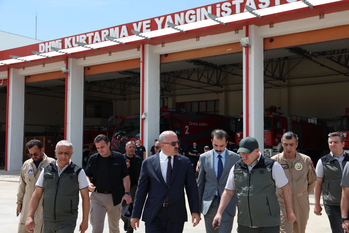 CanakkaleGovTr's tweet photo. 📍 Çanakkale Havalimanı

Valimiz Doç. Dr. @omertoraman25, #Çanakkale Havalimanı'nda yapımı devam eden DHMİ Genel Maksatlı Garaj ve VIP Binası inşaat alanında incelemelerde bulundu.

Valimiz, yürütülen çalışmaları hakkında  Havalimanı Müdürü Ali ÜNDE'den bilgi aldı.

Ziyaret kapsamında DHMİ Kurtarma ve Yangınla Mücadele İstasyonu'nu da ziyaret eden Valimiz, istasyonda yürütülen faaliyetler hakkında yetkililerden bilgi aldı.

Kurtarma ve Yangınla Mücadele ekibiyle bir araya gelerek sohbet eden Valimiz, çalışmalarından dolayı personele teşekkür ederek görevlerinde başarılar diledi.

@UABakanligi @dhmikurumsal
