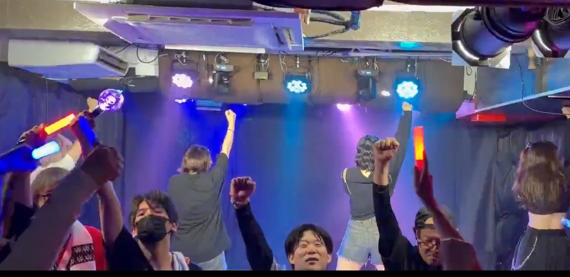 minoru241's tweet photo. コッチ向くなー
ステージ向いとけーw https://t.co/qsparrYwnW