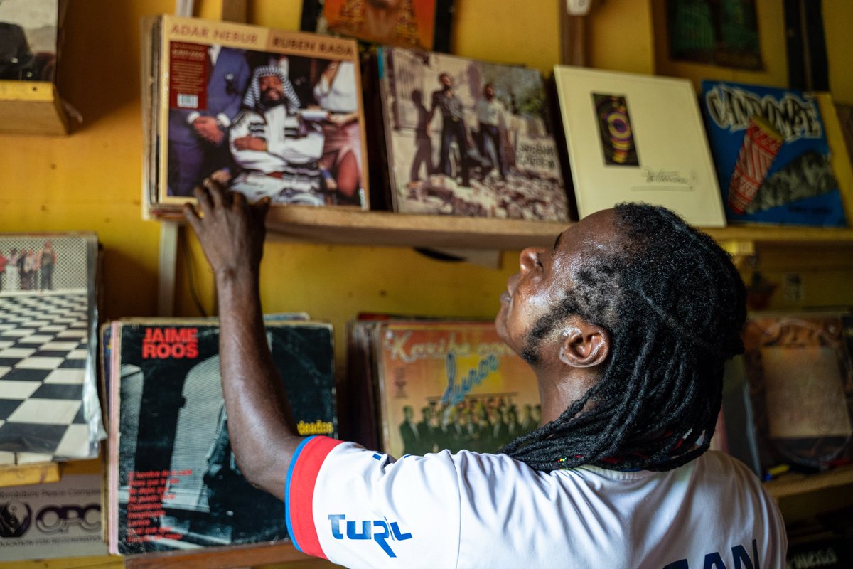 francalevin's tweet photo. Hoy no es un día más: llegaron los vinilos de Uruguay (y camiseta del bolso para Opoku).

Tengo infinitos agradecimientos, pero principalmente en esta red quiero agradecer a @amaliarossi27 que junto a @bizarrouruguay mandaron 4 vinilos para Opoku

Uruguay noma! https://t.co/CLCiEvAQck