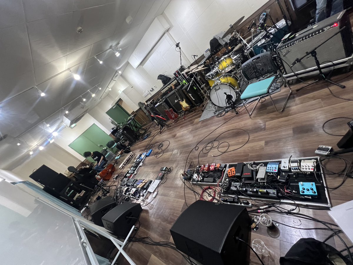 worldsendgirlfr's tweet photo. 本日はみんなでゲネプロ。
疲れた。。。　
world's end girlfriend　
#抵抗と祝福の夜2026 https://t.co/Nm76pvFg7a