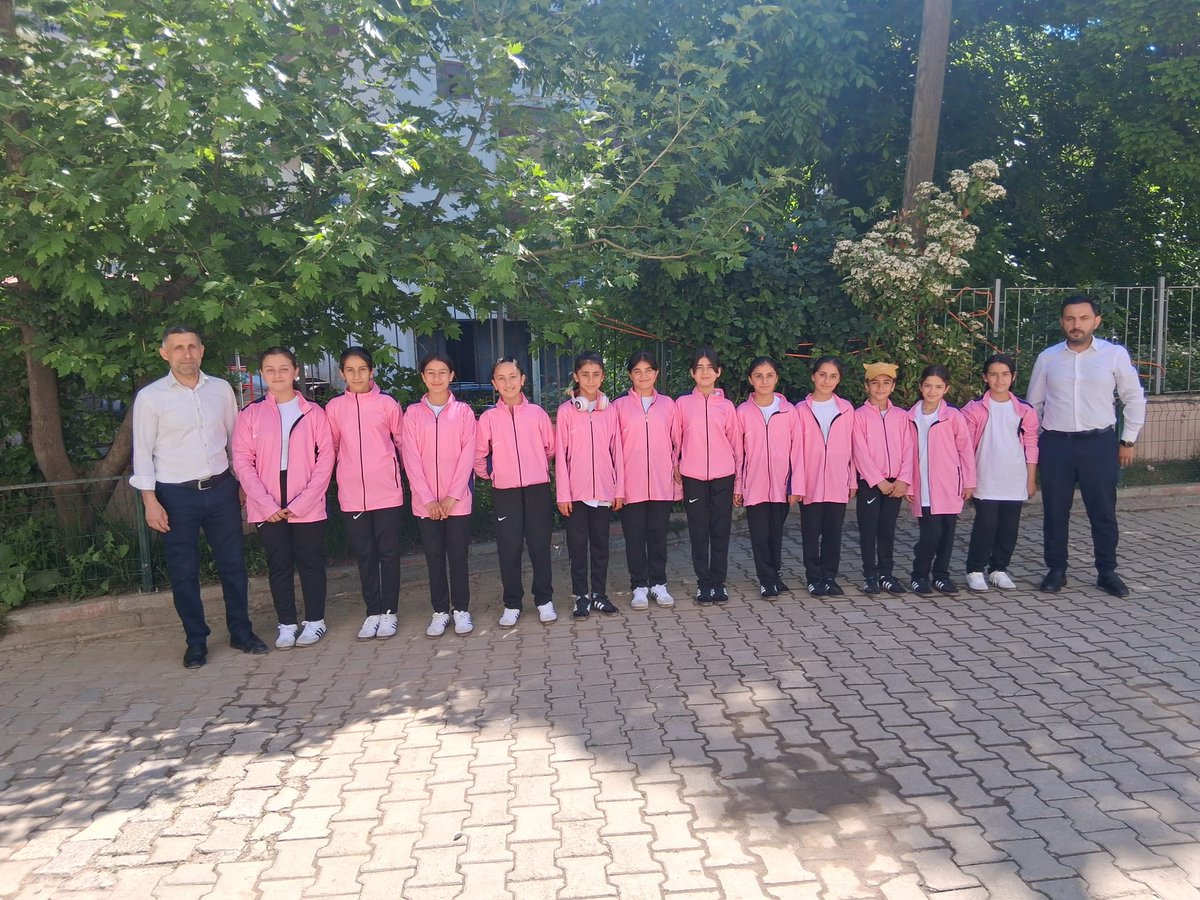 semdinlihem's tweet photo. Kütahya Simav’da düzenlenen Türkiye Halk Oyunları Minikler Türkiye Şampiyonası’nda Şemdinli’mizi ve kültürümüzü gururla temsil ettik.@Hakkari_MEM @SemdinliMEM
@cht_inan @nabiozel622 @mebhbogm
@emretopoglu @hakkariuniv @SemdinliBldyesi #nurettinyılmaz https://t.co/9jWL3RnJqZ