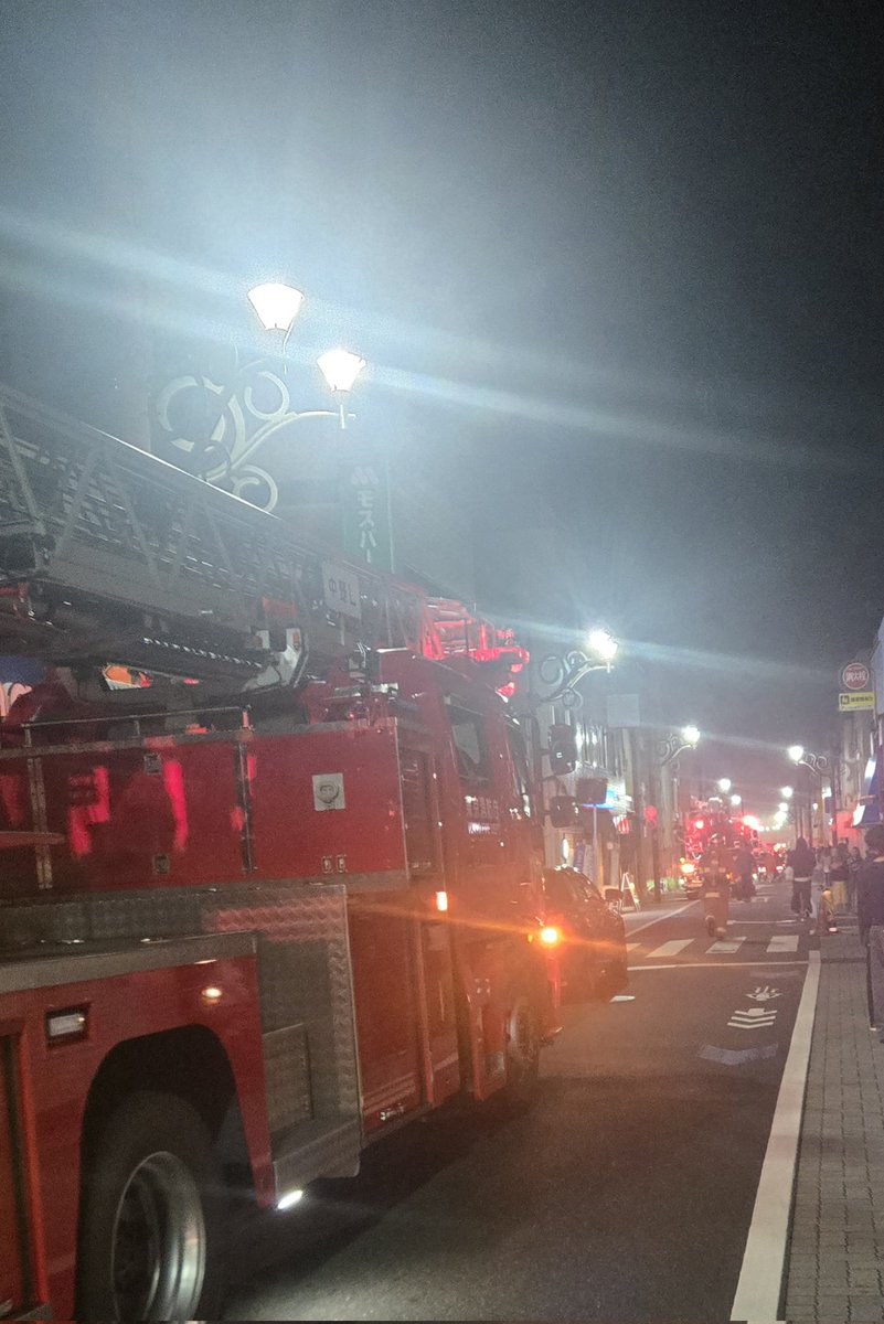 okina_moto's tweet photo. 消防のサイレン🚨で騒がしいなと感じながら周辺散歩していたところウチにほど近い永福町商店街のコンビニで火事のようです❗
辺りは煙で霞んでます…
たまに行くコンビニだけに心配です。 https://t.co/xNLMWighY3