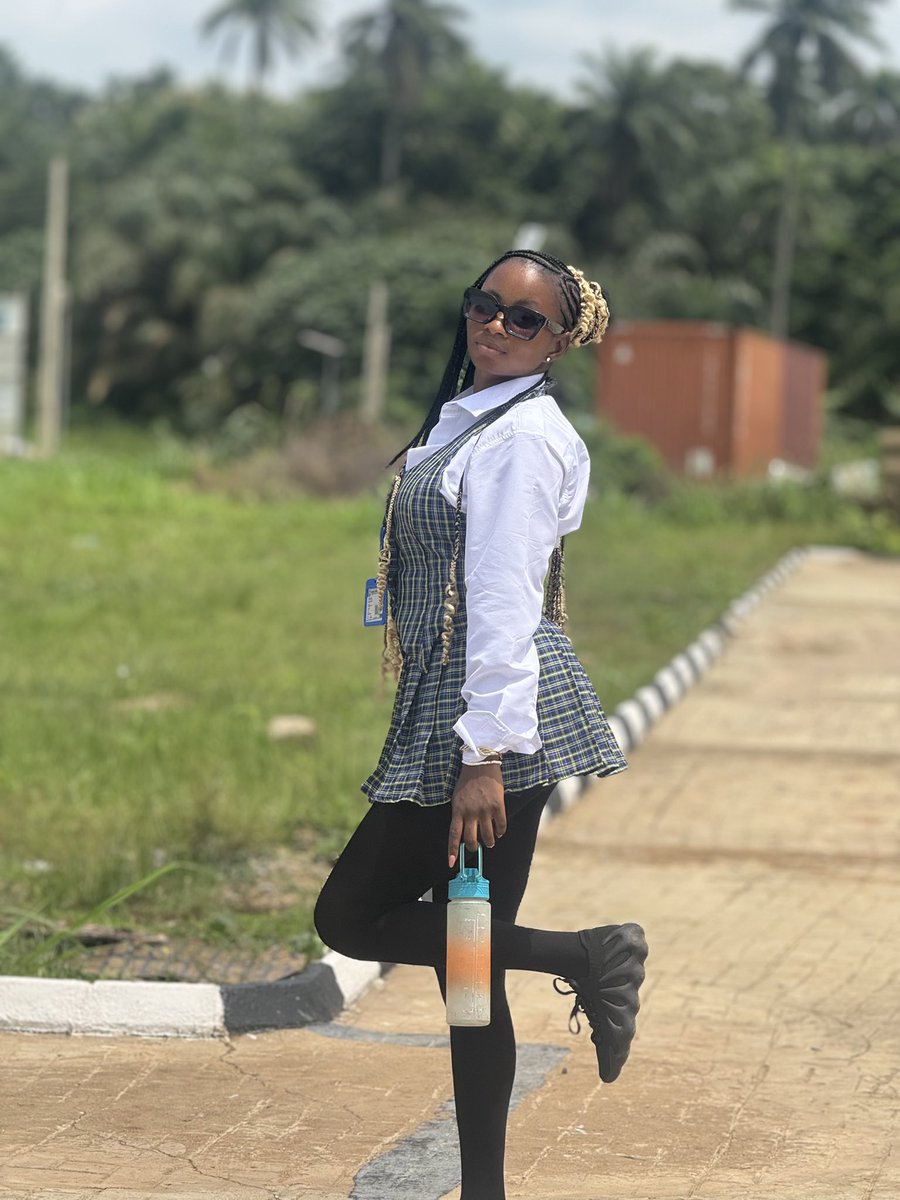 folashade567's tweet photo. FYB day 2
Back to school 🏫 📕 ❤️ https://t.co/b629TjN3t4