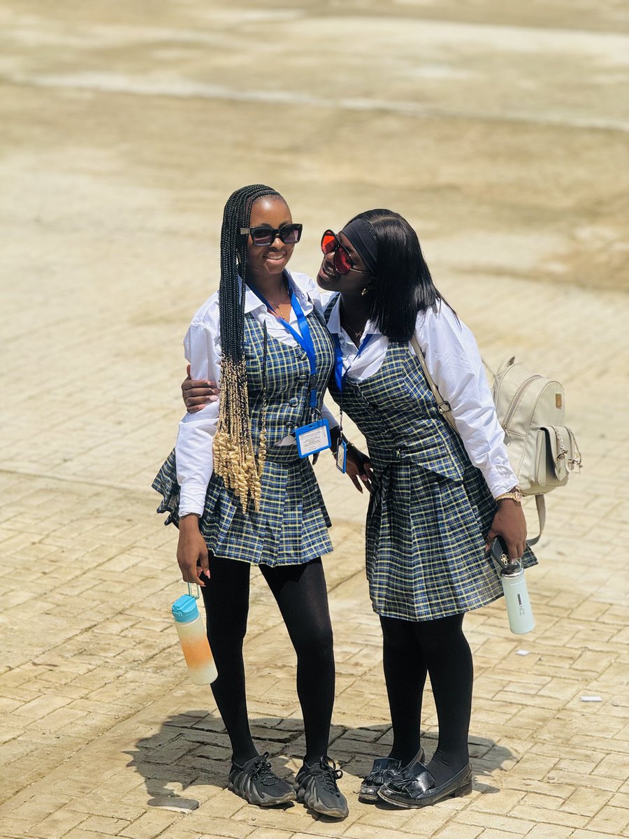 folashade567's tweet photo. FYB day 2
Back to school 🏫 📕 ❤️ https://t.co/b629TjN3t4