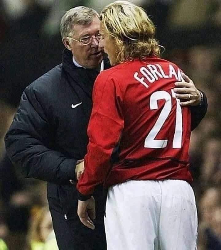 UTDAlex8's tweet photo. 🚨Diego Forlán on why Sir Alex Ferguson sold him from Manchester United:

"We were behind against Chelsea. Sir Alex told me to warm up and insisted I wear high studs because of the heavy rain and the wet pitch. But honestly, I preferred the low studs. I said yes to him but ended up doing what I wanted without him noticing.

After warming up, he put me on the field. Just a few minutes in, I got a good chance to score, but I slipped and completely missed the shot. Then, I had another chance, but I lost my balance again and missed it.

Frustrated, I ran over to the sideline to change my boots. But Ferguson saw me and beat me to the boots, throwing them far away from me. He stopped me and told me to finish the game with the boots I was wearing.

That match ended up being my last for Manchester United."
