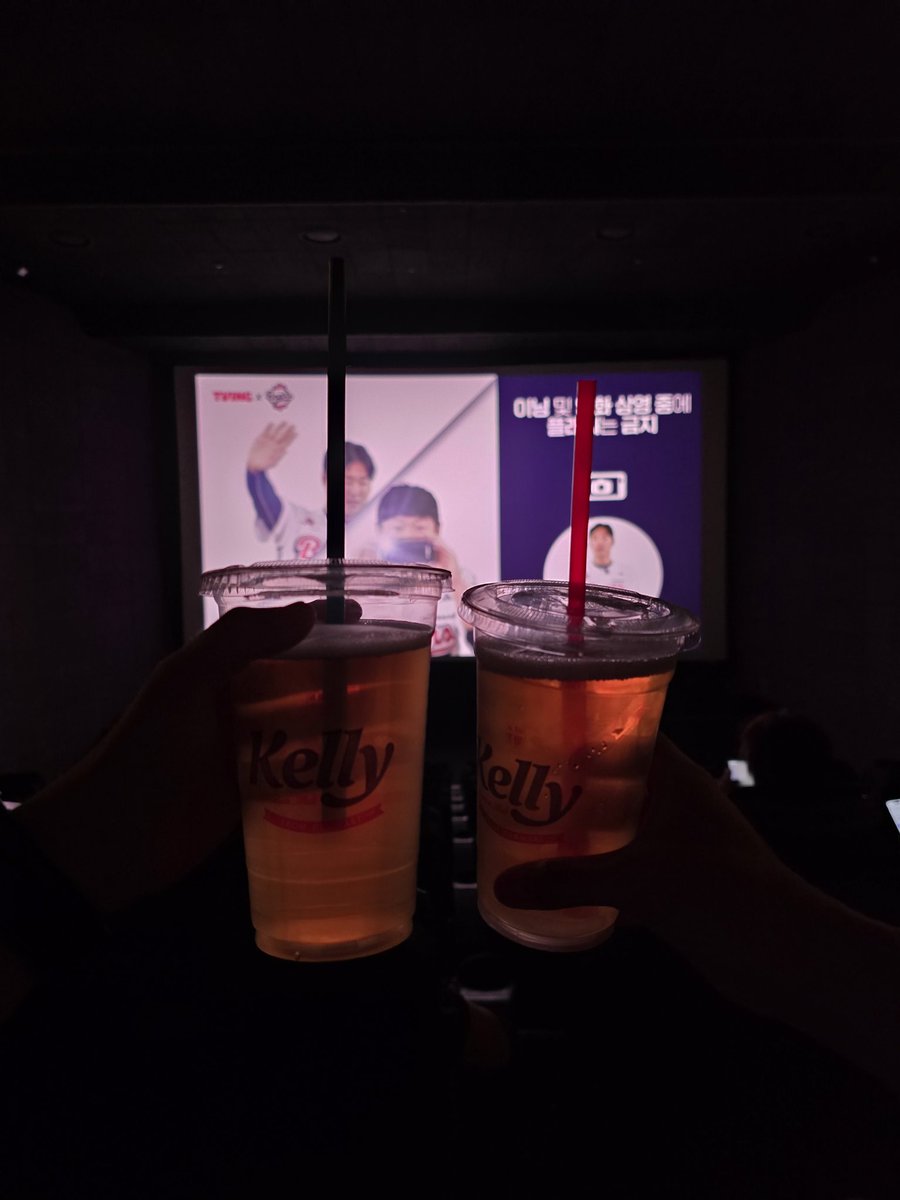 tanglejelly33's tweet photo. 오늘은 여자칭구랑 영화봤징☺️ https://t.co/HwsBoZ1MEX