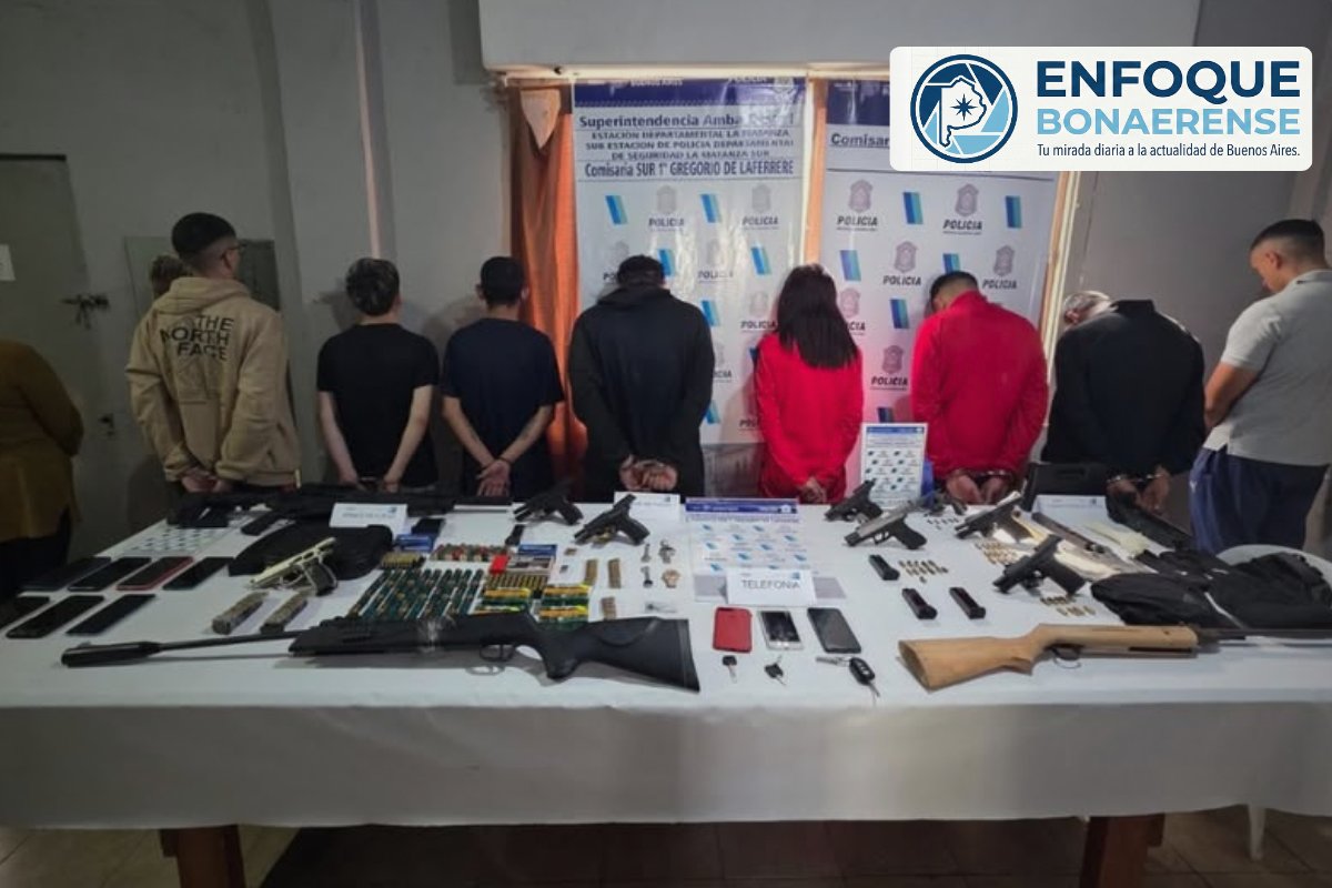 EnfoqueBA's tweet photo. #LaMatanza | 🚨DESBARATARON UNA BANDA Y DETUVIERON A NUEVE PERSONAS 🚔

La Policía desarticuló por completo una peligrosa organización criminal que azotaba a los vecinos con robos de autos, "entraderas" y venta de drogas.
Lee la nota👇
https://t.co/pddtDKnbRU https://t.co/Sa98hV4Kn3