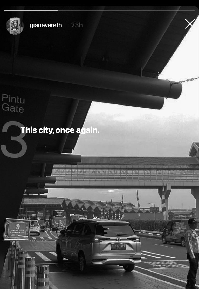 Peculiartie's tweet photo. #Emibonnie lokal AU which Emi finally back to Jakarta where she meets Bonnie, her ex girlfriend back in New York; has now changed.

— Selamat Pagi, Malam (2014) inspired AU. https://t.co/JNppRomeSD