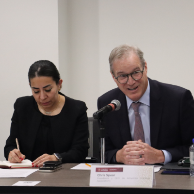 the_IRU's tweet photo. 🚛🚚Following our leadership dialogue with CEOs and senior trucking leaders in North America, we have been working to ensure that the Canada–Mexico–US trade agreement addresses border challenges. 
  
@canacarmexico @TRUCKINGdotORG @CanTruck 
  
➡️ https://t.co/z912E8ApVO https://t.co/GCa1JVA2R5