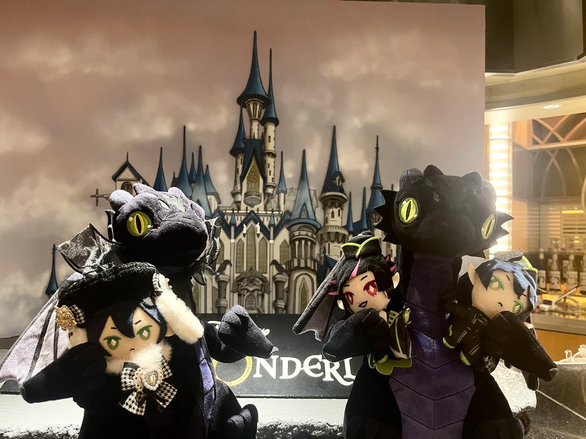 io_SNMs's tweet photo. 何とエンパイアでは思いがけなくマレたま(マレウス幼体ぬい)合わせができたのですよー！💚💚どのマレたまもぬいを抱っこするのがお好きなのですね…！マレ様だけだっこしているのがうちのマレたまで、リリア様も抱っこしておられるのが同席くださった方のマレたまです…！ https://t.co/T1EEnMdvJP