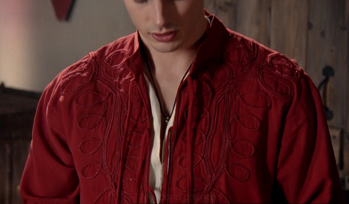 romaasvt13's tweet photo. Mourning the necklace, the pretty red jacket and this outfit. https://t.co/273dNEk6S7