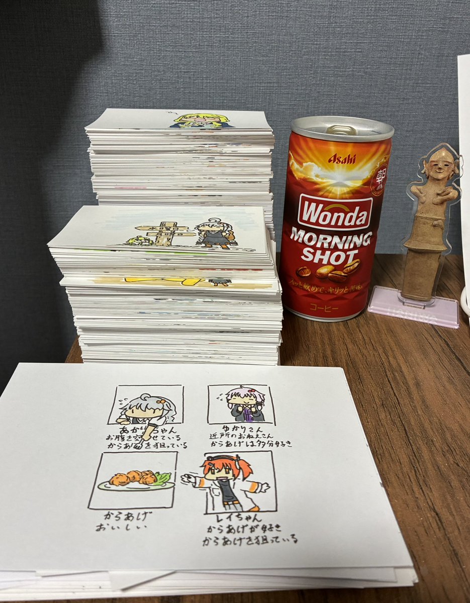 willow_nico's tweet photo. ほぼ一年経った結果、落書きをまとめたり何らかのイベントに出す話をすっかり忘れて無計画に積み上げている…
奥の束が500枚なので750枚くらいにはなったのかな…？ https://t.co/3GAmGYUHsF