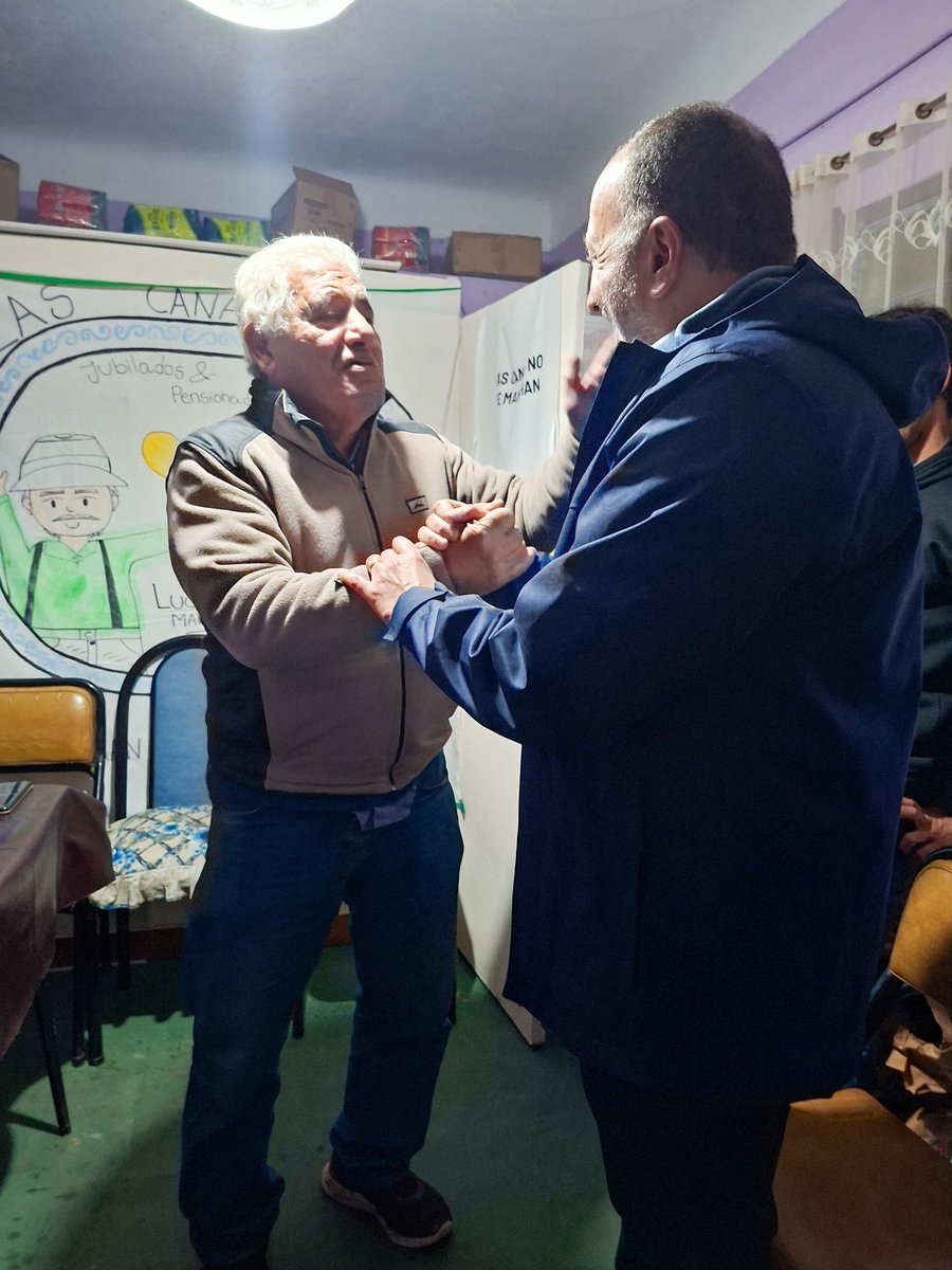 pablogarate's tweet photo. Visité el Centro de Jubilados "Las Canas No Se Manchan" de Villa Mitre, en #bahiablanca, donde tuve la oportunidad de conversar con @luciano_martos sobre dos temas que nos preocupan y ocupan: la importancia de defender la #ZonaFría para nuestra región y la situación social que hoy atraviesan muchos jubilados.

Escuchar de primera mano las realidades, necesidades y desafíos que enfrentan nuestros adultos mayores es fundamental para seguir construyendo políticas que los acompañen y los protejan.

Gracias, Luciano, por recibirme y por compartir este encuentro tan enriquecedor.