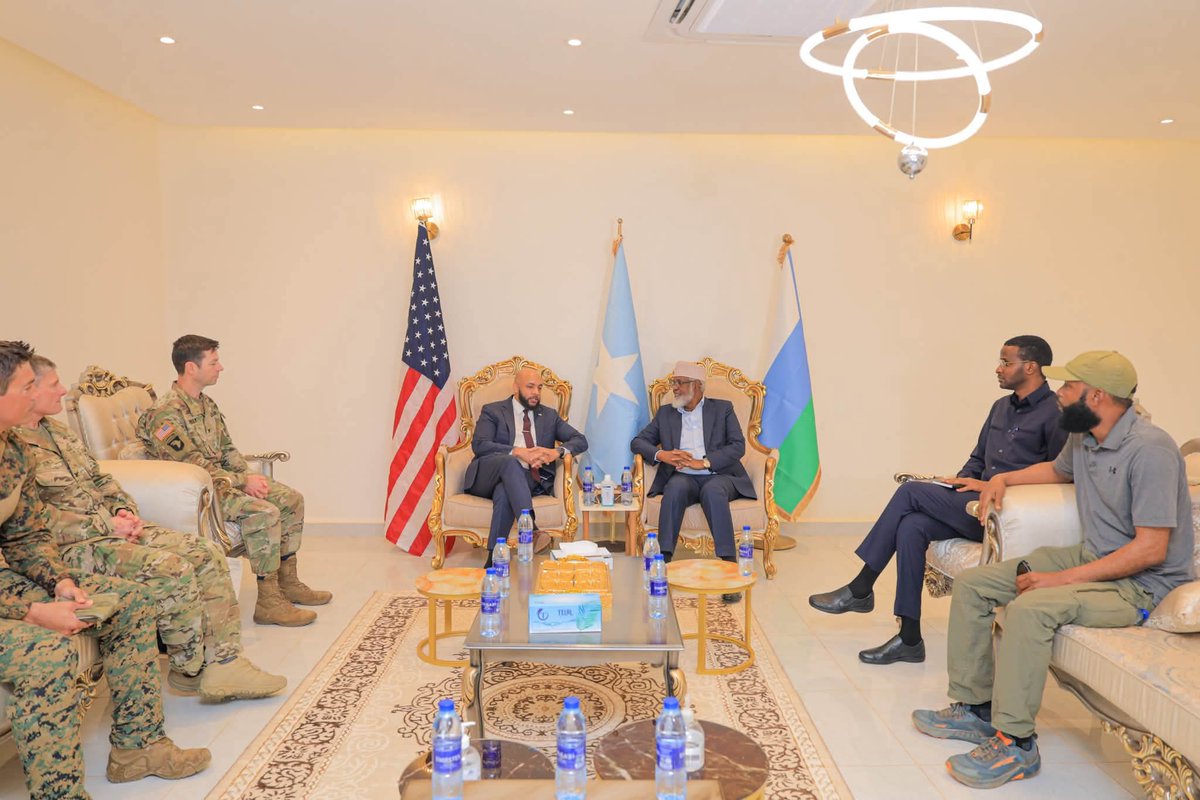 Awalerashidi's tweet photo. President of Jubaland  met Acting U.S. Ambassador in Kismayo. Talks centered on security collaboration, Somalia’s political impasse over the electoral model and transition period, political dynamics, and key priorities for stability and governance process. https://t.co/kG5dAFjhUc