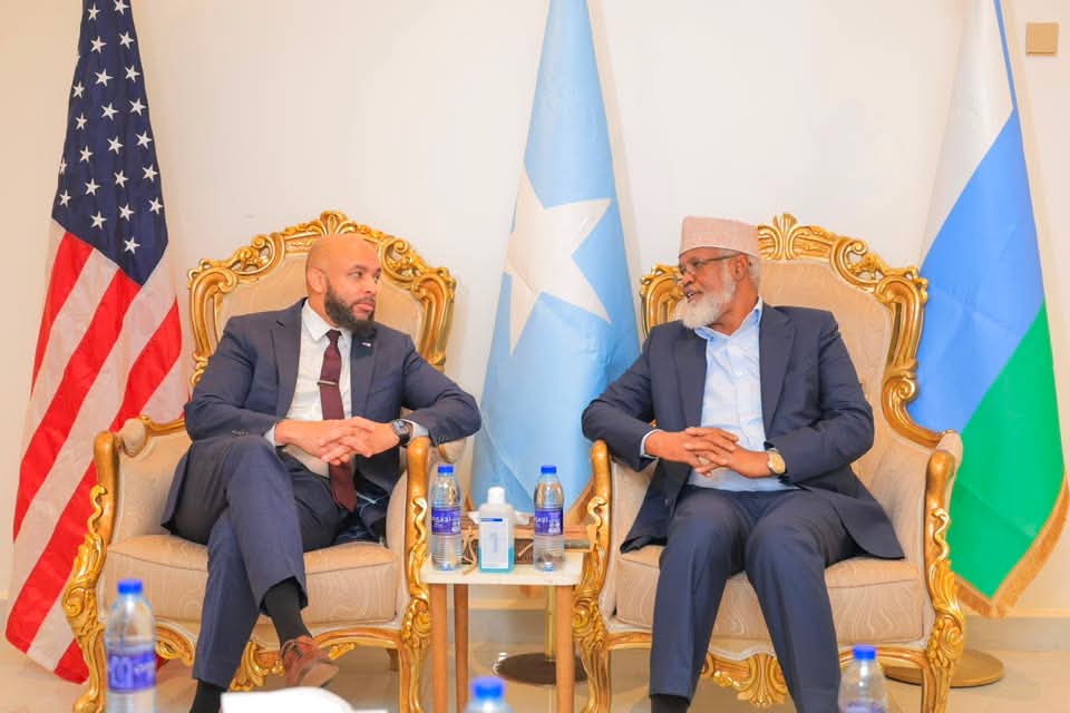 Awalerashidi's tweet photo. President of Jubaland  met Acting U.S. Ambassador in Kismayo. Talks centered on security collaboration, Somalia’s political impasse over the electoral model and transition period, political dynamics, and key priorities for stability and governance process. https://t.co/kG5dAFjhUc