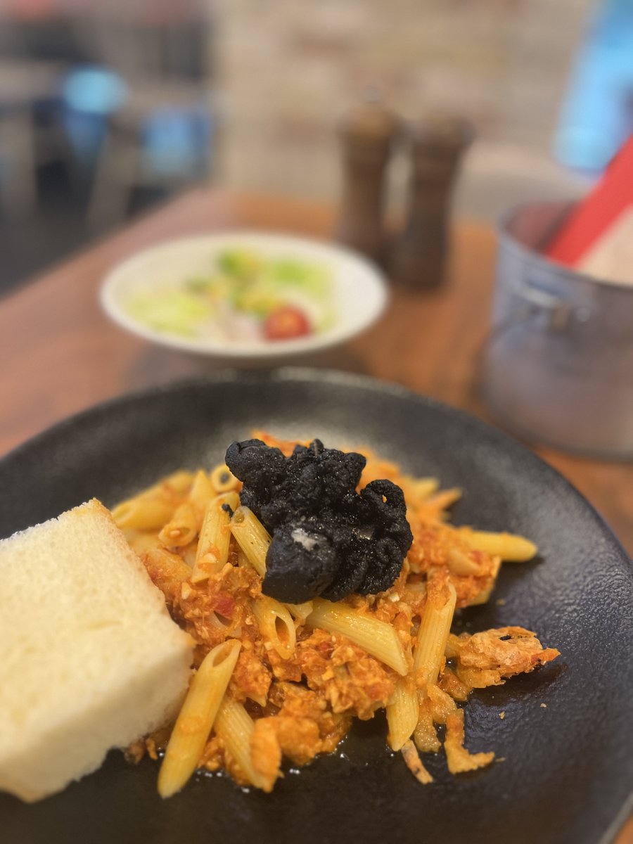 cy_tokyo's tweet photo. 【週替わりランチ】（6/8〜6/12）
#lavarock weekly lunch
ペンネ・シーフードラグーソース
イイダコと桜エビのフリット添え　¥1,650

イカと真鯛をトマトベースのソースで煮込み、魚介の旨みたっぷりに仕上げました
竹炭を混ぜて揚げたイイダコと、桜エビをトッピングして完成です
サラダ、パン付き https://t.co/d2tABBSFrA