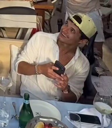 lvsfrancoo's tweet photo. dios me da gracia porque todo ese entorno debe estar lleno de iphones mientras tanto lando fiel a sus sponsor usando andorid 😭🙏🏻 https://t.co/BHfFfW4MzC