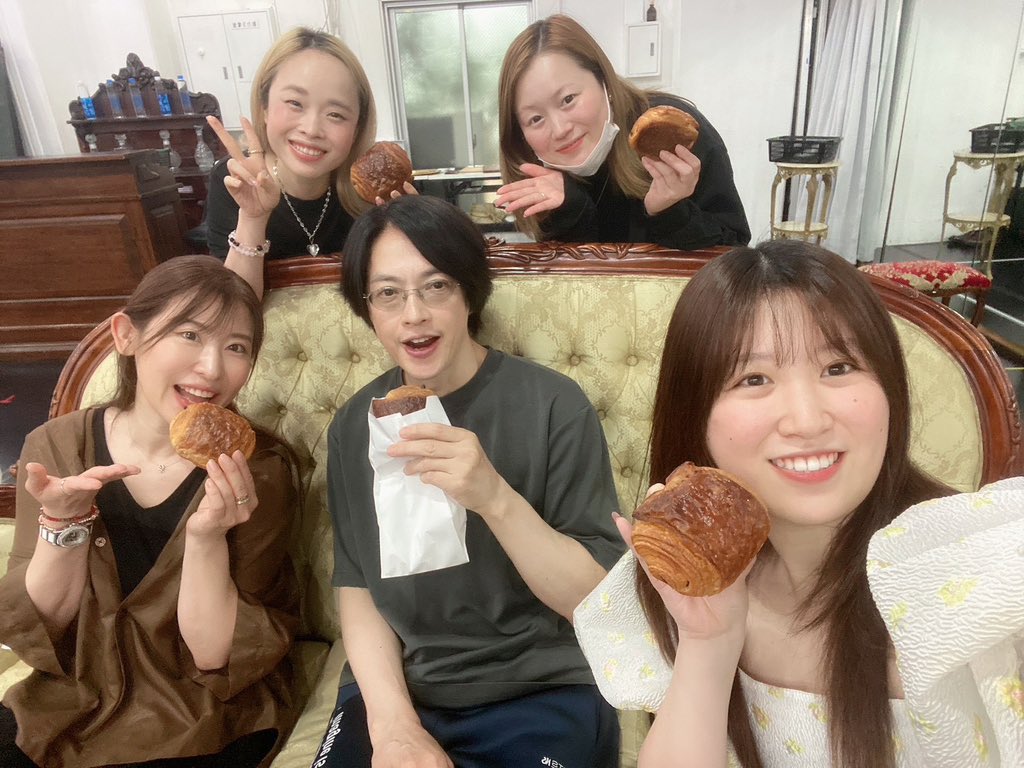 mizunokanako's tweet photo. #アレステ #黒革ミュ
今日はパフォーマンスのお稽古🎤
合田さんから差し入れの美味しいパン頂きました🥐💕
フワフワでめちゃ美味しかった😋
ありがとうございますっ✨
今回、合田さんと沢山お芝居させて頂けて凄く楽しくて学びも沢山✨
一回のお稽古も無駄にせずいい初日になるように頑張る😌
https://t.co/UDqmcGZEUi