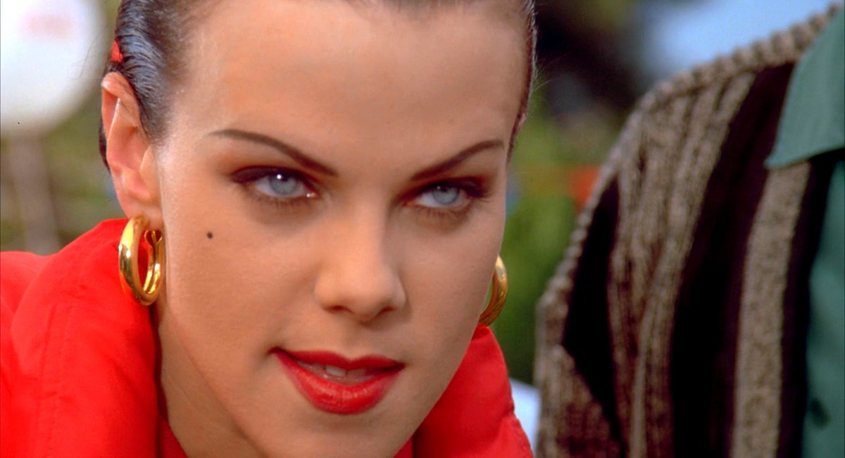 ffede_g's tweet photo. Por favor lo que AMABA el personaje de Debi Mazar, te destruye con la mirada y encima el Mercedes-Benz 500SEL bordó que tenía https://t.co/zDHkiELTVl