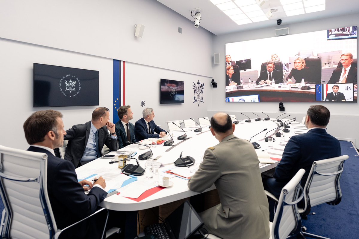EmmanuelMacron's tweet photo. En visioconférence avec nos partenaires nordiques et baltes, le Danemark, l’Estonie, la Finlande, l’Islande, la Lettonie, la Lituanie, la Norvège, la Suède, j’ai rappelé la solidarité et l’engagement constant de la France à leurs côtés.
       
La Russie est en situation d’échec en Ukraine. Cela montre que ses prétentions territoriales et stratégiques sont vaines. Elle s’obstine pourtant à provoquer ses voisins pour tenter de sortir de l'impasse. 

Nous ferons face, ensemble. 

Notre engagement se manifeste notamment par la présence militaire de la France en Estonie et en Roumanie, sa contribution à la mission de surveillance aérienne de l’OTAN dans les pays baltes, mais aussi les échanges, accords et partenariats bilatéraux de la France avec les pays de la région.

Il se manifeste aussi par notre soutien pérenne à l'Ukraine, dans tous les domaines - pour qu'elle résiste, prévale, et négocie en position de force, avec l'appui des Européens. 

La France est au rendez-vous. Nos partenaires et Alliés peuvent compter sur nous.
