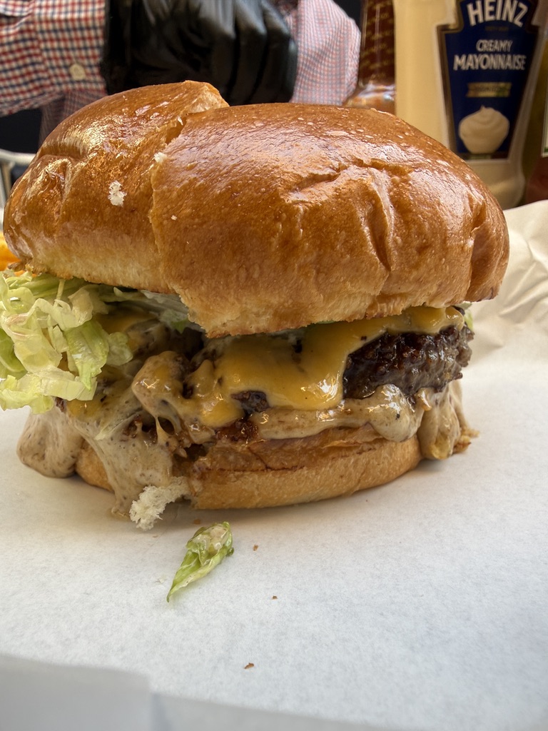 midehatti's tweet photo. Son 4-5 senedir restoranlara araştırmadan girmiyorum ama bu sefer istisna yaptım. Ne yesek diye düşünürken Yeşilköy’de yeni açılmış gibi görünen Fre’s Burger’e girdik.

Kısa ve öz bir menüleri olması hoşuma gitti. Ayrıca farklı sos denemeleri yapmalarını da takdir ettim.

Ancak burgerin köftesi hayal kırıklığı yarattı. Orta pişmiş tercih etmeme rağmen köftenin ortası iyi olsa da dışı ve kenarları yanmıştı. Yerken ağzıma yanmış parçalar geliyordu, hatta ilk başta eti sinirli sanmıştım.

Patateslerin porsiyonu ve tadı ise gayet güzeldi.

Servis biraz yavaştı, bu yüzden aceleniz varsa içerisinin boş olup olmadığını kontrol etmenizi öneririm.  Reklam değildir!