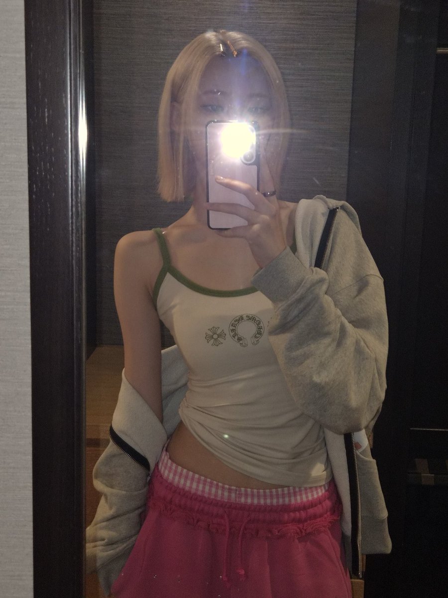 Qni6F's tweet photo. ジウの首から肩にかけてのラインが世界でいちばん理想です、美しすぎる直角肩……… https://t.co/pBPaEZIwUn
