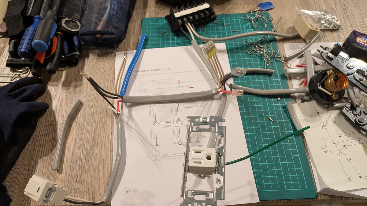 Nush526's tweet photo. 候補問題No.3の1周目
ニンダイ見ながら39分でフィニッシュ
まだギリギリだけど気持ちに余裕は出てきたかも？
#第2種電気工事士 https://t.co/eFVfoOGHKN