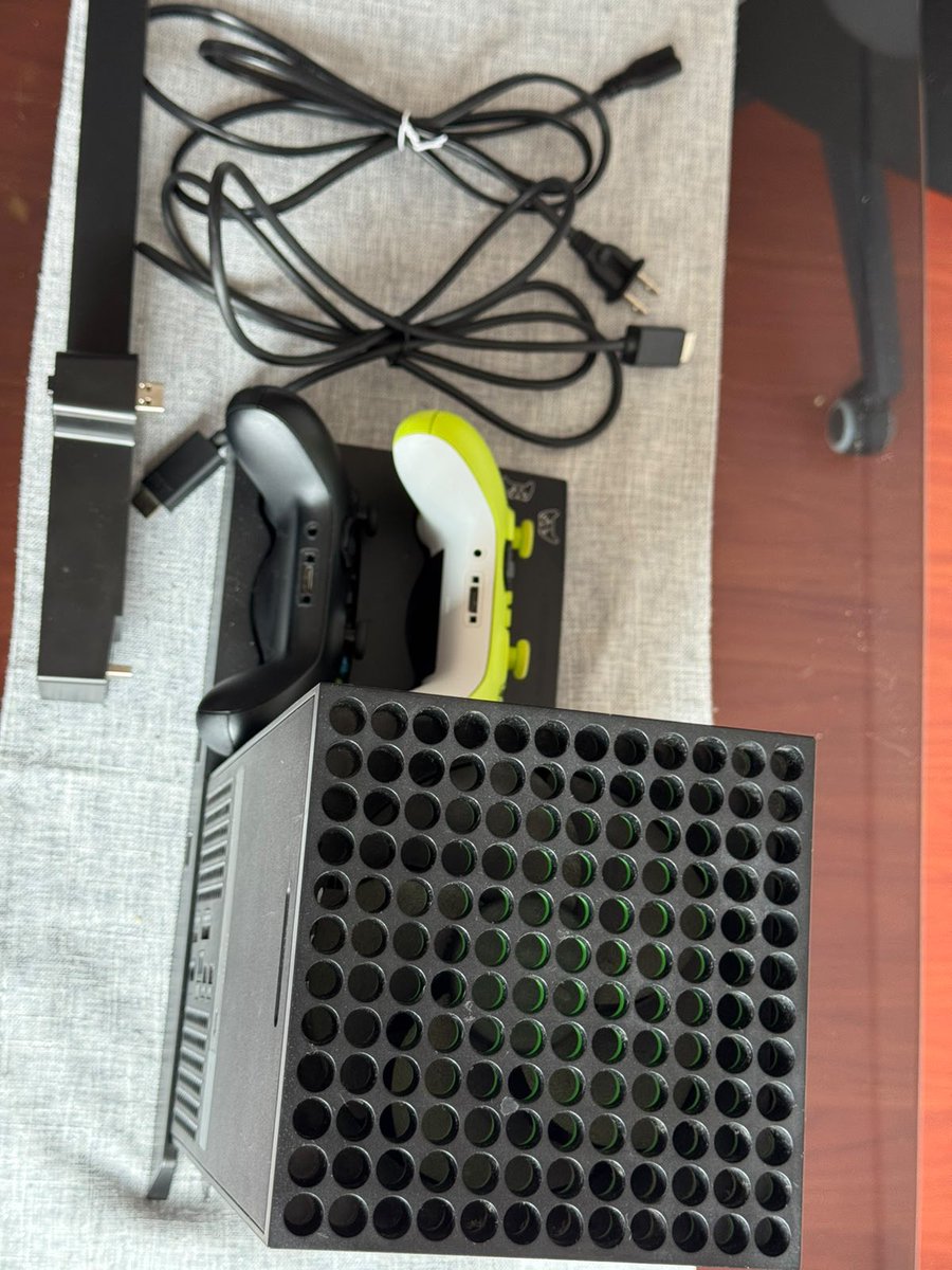 salycongatos's tweet photo. Ayuda RT!
🎮 Vendo #Xbox Series X 1tb
Se entrega en Bogotá como se ve en las fotos, dos controles, cables originales hdmi y de carga, base de carga y de refrigeración. 

Consola original en buen estado, nunca destapada. No tiene caja. 
🏷️Precio: 1.950.000 https://t.co/jGzYq7qh5M