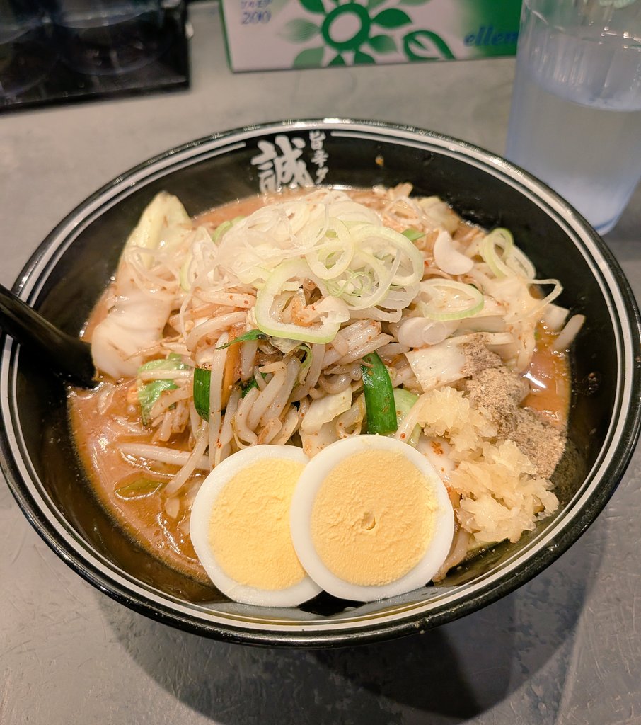 saba_tomo's tweet photo. 新宿でまたお気に入りのラーメン屋が…旨辛タンメン「誠屋」さんです☺️
野菜がしっかり炒められて香ばしさ抜群！添えられた魚粉？とニンニクがいいアクセント。
やー、本当おいしかったー💕
辛いの得意な方ですが、基本の3辛(辛さ調整可能)でちょうど良かったかも！
美味しいもの見つけて嬉しいなー🍜 https://t.co/R8fUsk61RQ