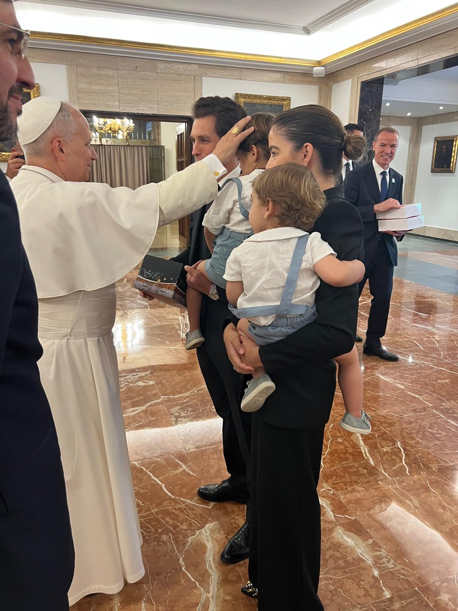 castabravamx's tweet photo. El Matador @ginesmarinm junto con su familia, tuvo la oportunidad de saludar al #PapaLeónXIV @Pontifex en #Madris, antes de que éste viajara a #Barcelona https://t.co/87ohsYJmyC