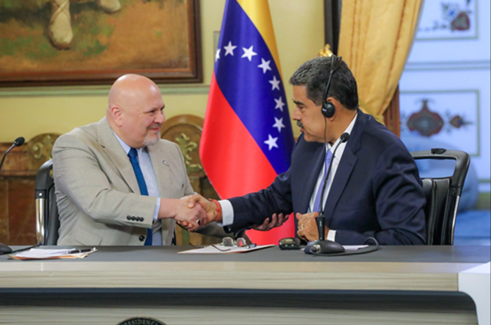 fanzinero's tweet photo. ¿Qué significa la suspensión de Karim Khan para el caso Venezuela ante la Corte Penal Internacional?

La investigación sobre presuntos crímenes de lesa humanidad en Venezuela NO se detiene.

Aunque Karim Khan ha sido suspendido como Fiscal Jefe de la Corte Penal Internacional tras acusaciones de conducta sexual inapropiada, el caso Venezuela sigue abierto y continúa siendo investigado por los equipos de la Fiscalía.

Las investigaciones de la CPI no pertenecen a una sola persona. Son procesos institucionales que continúan incluso cuando cambian los fiscales.

¿Puede haber consecuencias?

Sí. Los cambios en la dirección de la Fiscalía podrían generar retrasos o afectar el ritmo de algunas decisiones. Sin embargo, la investigación ya superó importantes obstáculos jurídicos y sigue bajo la supervisión de la Corte.

Para las víctimas venezolanas, el desafío sigue siendo el mismo: mantener la documentación de los hechos, exigir justicia y recordar que los cambios administrativos no eliminan la obligación internacional de investigar los crímenes más graves.

La búsqueda de verdad y justicia no depende de una persona. Depende de que las instituciones cumplan con su mandato y de que las víctimas continúen siendo escuchadas. Esto, lo seguiremos empujando desde muchos lugares.
