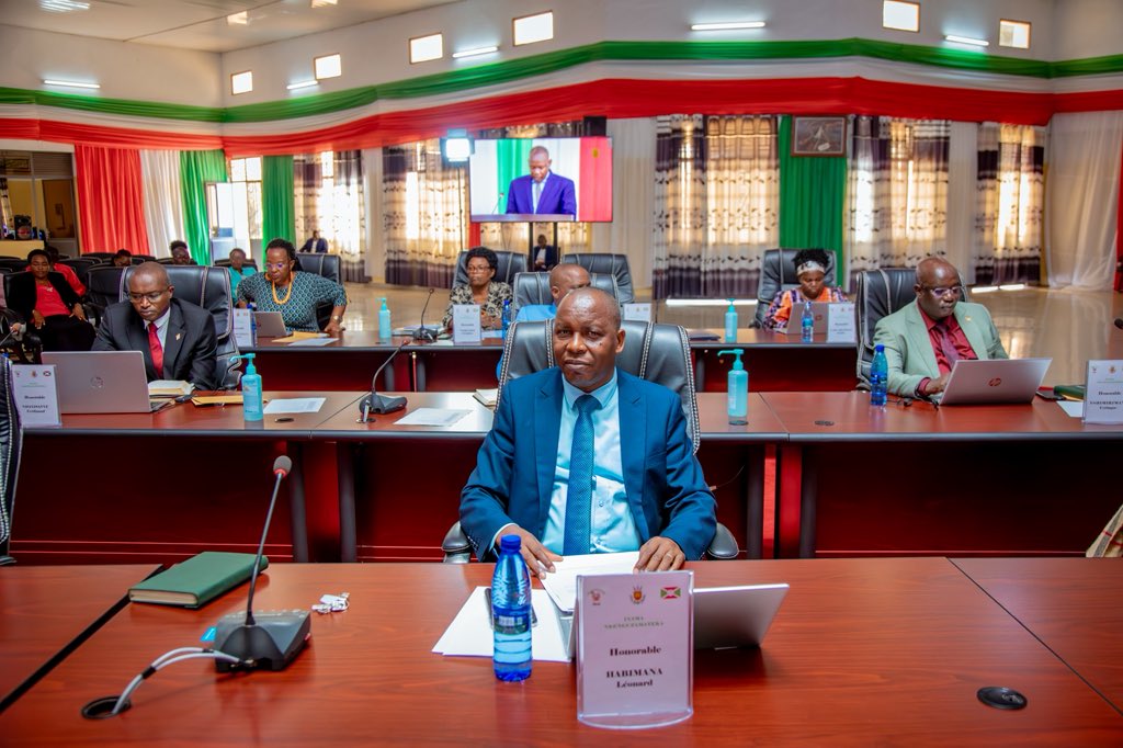 Burundi_senat's tweet photo. 2/5 #Burundi: La mission effectuée à Rabat, au #Maroc, était liée à la Conférence de l'Association des Sénats d'Afrique (ASA en sigle) tenue les 08 et 09 avril de cette année et portait sur le thème principal :"La contribution des Chambres hautes des Parlements à la consolidation de la démocratie et à la préservation de la paix en #Afrique".

Cette Conférence a permis au @Burundi_senat de partager l'expérience avec les autres parlementaires sur la façon de prévenir les dérives institutionnelles, de faire avancer la diplomatie parlementaire en misant sur la médiation, le dialogue inclusif et la réconciliation; et de  renforcer la qualité du processus législatif, socle d'une démocratie solide.