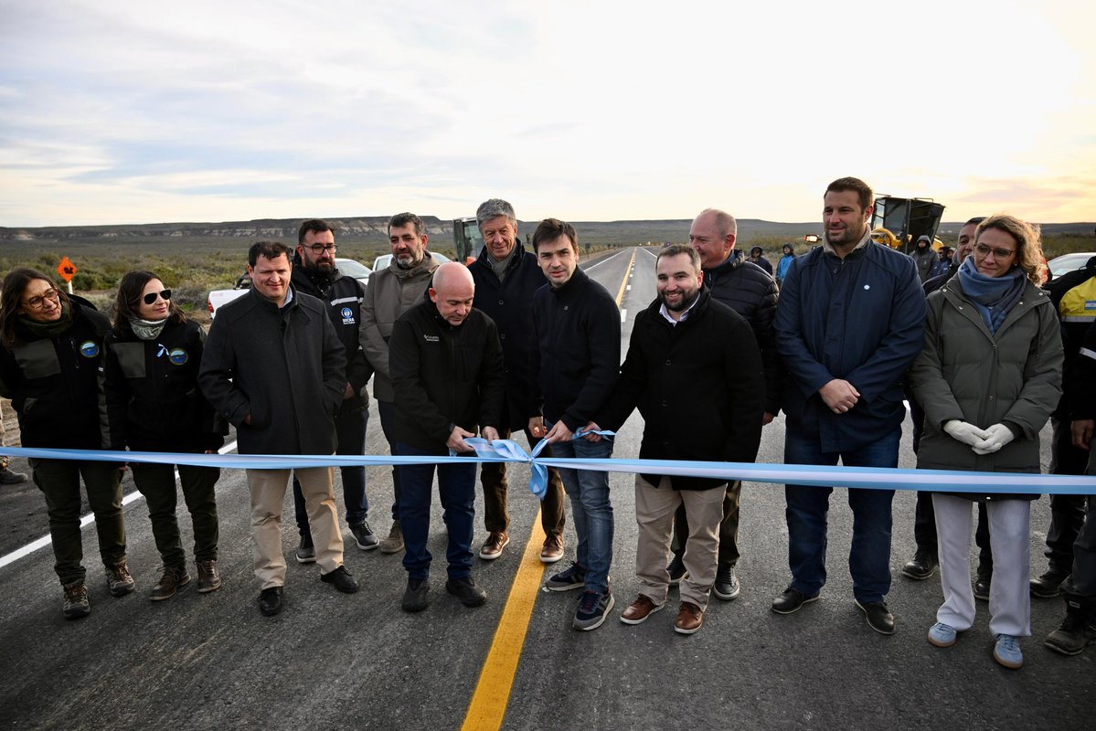 NachoTorresCH's tweet photo. CUMPLIMOS: LLEGAMOS A LA TEMPORADA DE BALLENAS CON LA RUTA A “LAS CANTERAS” CIEN POR CIENTO FINALIZADA

Junto a @Gus_Sastre y Jorge Perversi inauguramos el último tramo de pavimentación de la ruta 42, acceso a Playa El Doradillo: una obra que durante mucho tiempo fue reclamada por vecinos, turistas y prestadores de la zona.

Con una inversión de más de $7.900 millones, financiada íntegramente con fondos provinciales, mejoramos la conectividad y el acceso a uno de los lugares más emblemáticos de Chubut para el avistaje de la Ballena Franca Austral.

Hoy llegamos a la temporada de ballenas con una obra terminada, más seguridad para quienes transitan la zona y mejores condiciones para seguir fortaleciendo el turismo, el empleo y el desarrollo de nuestra provincia.