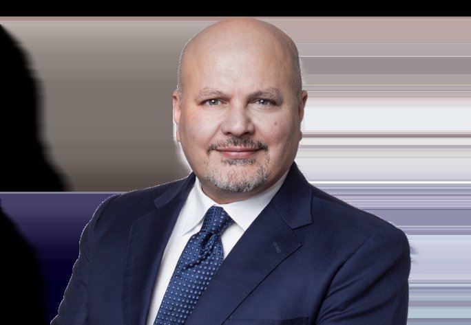 StanysBujakera's tweet photo. #CPI: Le procureur de la Cour pénale internationale (CPI), Karim Khan, a été suspendu de ses fonctions avec effet immédiat, a annoncé lundi soir l'organe directeur de la juridiction, à l'issue d'une enquête de dix-huit mois sur des allégations de harcèlement sexuel formulées par une collaboratrice. 

Selon un rapport du Bureau des services de contrôle interne de l'ONU, Khan aurait eu des contacts sexuels non consentis avec son assistante dans son bureau, à son domicile et en mission. Le procureur, en poste depuis 2021, nie toute faute et ses avocats ont qualifié la décision d'« illégale et non étayée par les preuves ». 

La question de sa destitution définitive sera tranchée par un vote à la majorité des 125 États membres de la CPI.