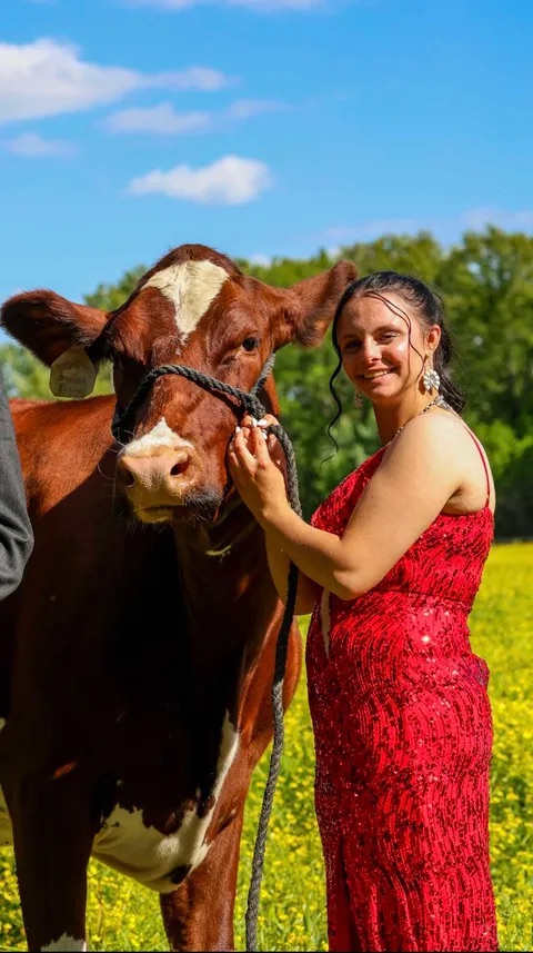 dfamilk's tweet photo. “Why fit in when you can show up in a milk truck?”
Regan Clines, daughter of a DFA farmer-owner, did that for prom, surprising classmates with an entrance rooted in her family’s dairy legacy. What looked bold was personal, honoring generations of hard work still carried on today. https://t.co/VRKQJrESRB
