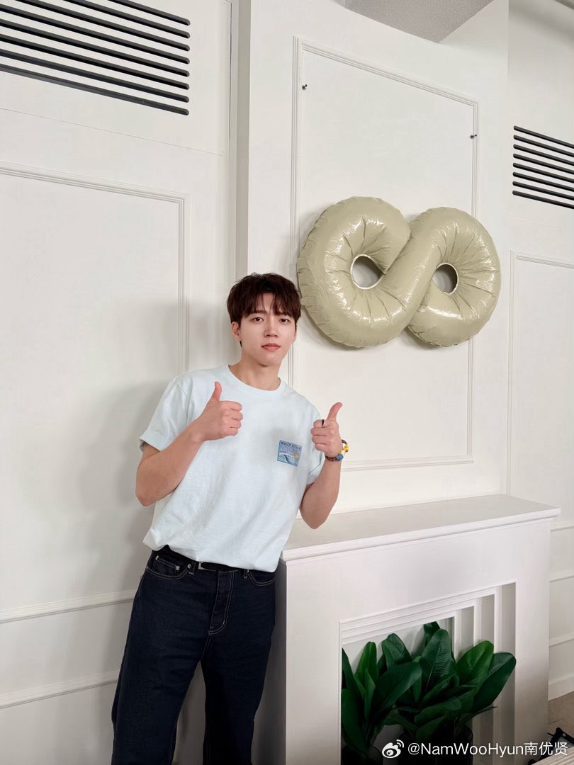 lovable__x's tweet photo. 이거진짜우현이잘생긴거티나는사진 https://t.co/opUCf2msb0