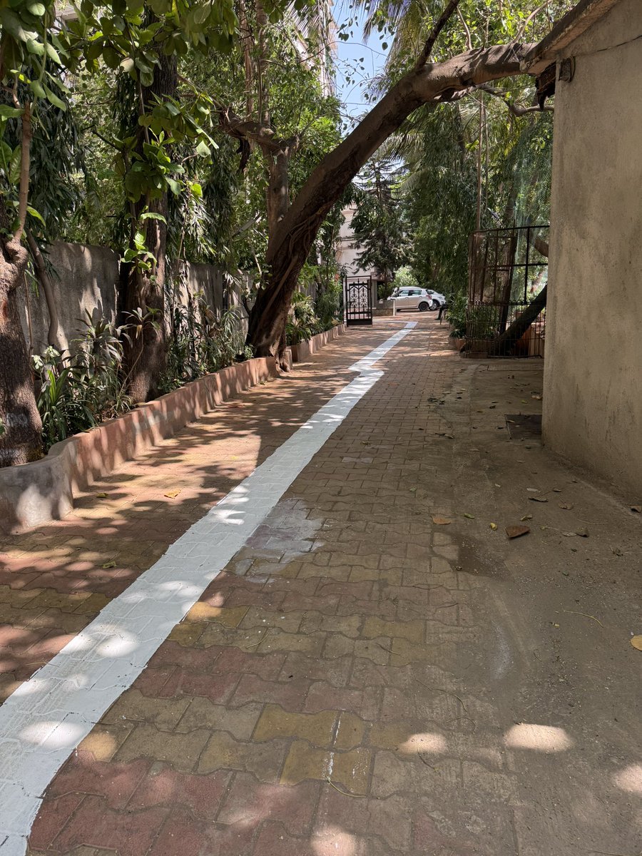 MarathiPremi's tweet photo. रस्त्यावरील जैनब्रा क्रॉसिंग प्रकरणावर समाज माध्यमातून जोरदार टीका होऊ लागल्या नंतर गुजरांचं टूलकिट लगेच ऍक्टिव्ह झालं.

पण खरं तर मुंबईतील गुजर-जैनांनी धर्माच्या नावाखाली सार्वजनिक ठिकाणी विद्रूपीकरण करण्यापेक्षा ज्यांना उन्हाचे चटके बसत आहेत त्यांच्या पायाला पांढऱ्या रंगाने रंगवण्याची व्यवस्था करून द्यावी. हाच खरा अहिंसेचा संदेश ठरेल. नाहीतर उगाच अहिंसेच्या नावाखाली रस्त्यावर तमाशा नको.

#LandJihad