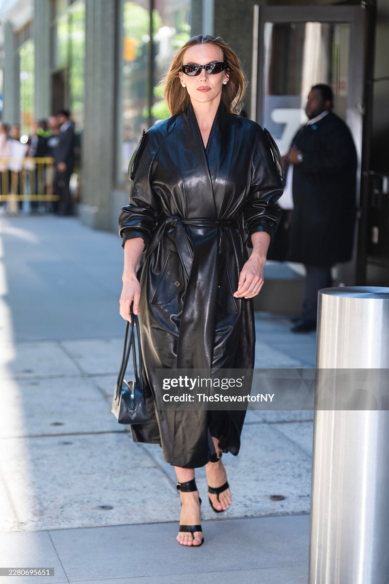 jodiemcoma's tweet photo. Jodie Comer is seen in Hudson Square in New York City, June 09, 2026 https://t.co/zSKiMVMnBp
