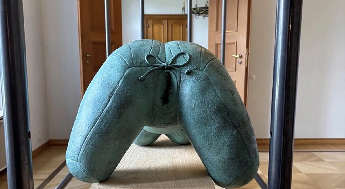 Georg_Pazderski's tweet photo. Im Schloss Bellevue, dem Amtssitz Steinmeiers, wird diese überdimensionierte Sexpuppe als „Kunst“ ausgestellt.

Das deutsche Volk wird nicht nur finanziell gefi**t – jetzt auch noch symbolisch direkt im Eingangsbereich des Bundespräsidenten.

Die selbsternannten Eliten finden das vermutlich noch tiefsinnig.

Willkommen in der dekadenten Endphase einer Republik, die offensichtlich völlig den Verstand verloren hat.