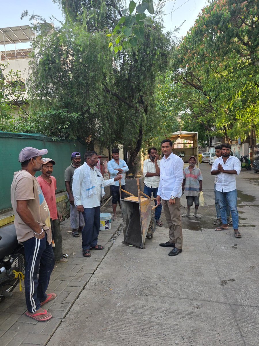 yogeshmulikbjp's tweet photo. 📍 सोमनाथ नगर येथील ग्रेवाल सोसायटीमध्ये ब्लॉक बसविण्याच्या कामाची पाहणी
सोमनाथ नगर येथील ग्रेवाल सोसायटी परिसरात सुरू असलेल्या ब्लॉक बसविण्याच्या कामाची पाहणी केली. नागरिकांना चांगला व सुरक्षित रस्ता मिळावा यासाठी हे काम करण्यात येत आहे.
#DevelopmentWork #BlockWork https://t.co/Pod6fmrPEE