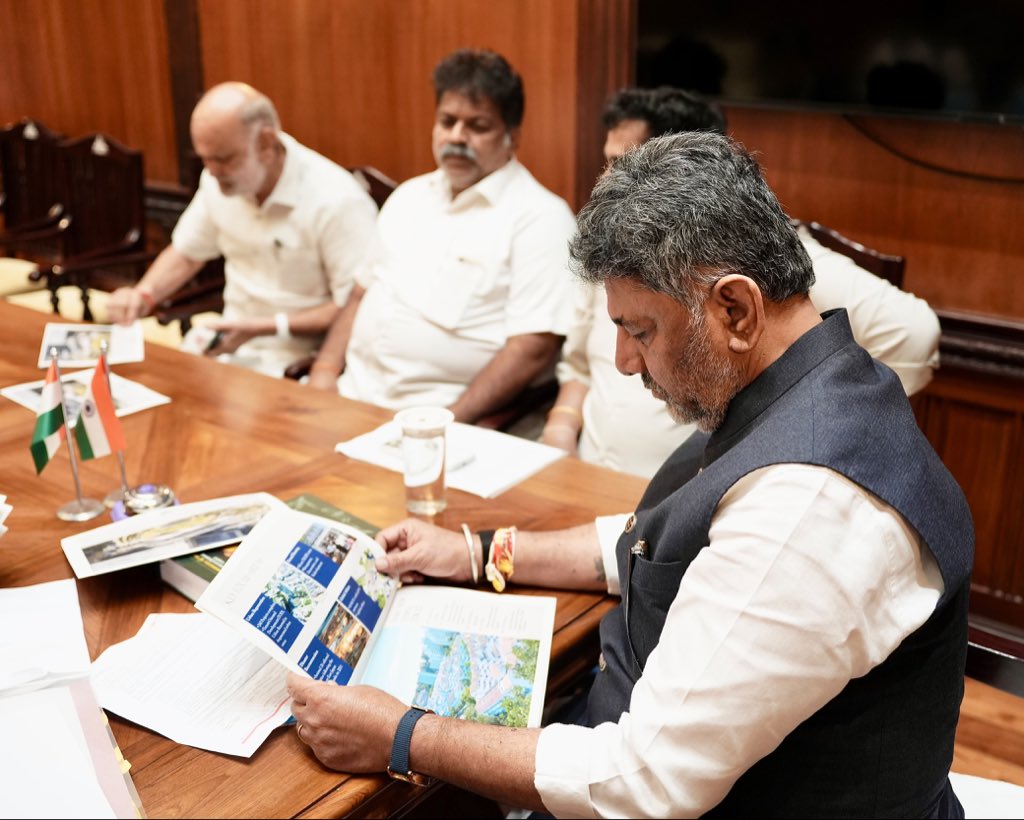 DKShivakumar's tweet photo. Met a Japanese delegation led by Mr. Hiduki Igucchi, Project Director of the Urban Renaissance Agency at Vidhana Soudha today. We held discussions on sustainable urban planning, redevelopment of housing infrastructure, and sharing of global best practices in building inclusive and future ready cities.

MLAs Shri Satish Sail, Shri Mankal Vaidya and Shri Shivaram Hebbar were present during the discussion.