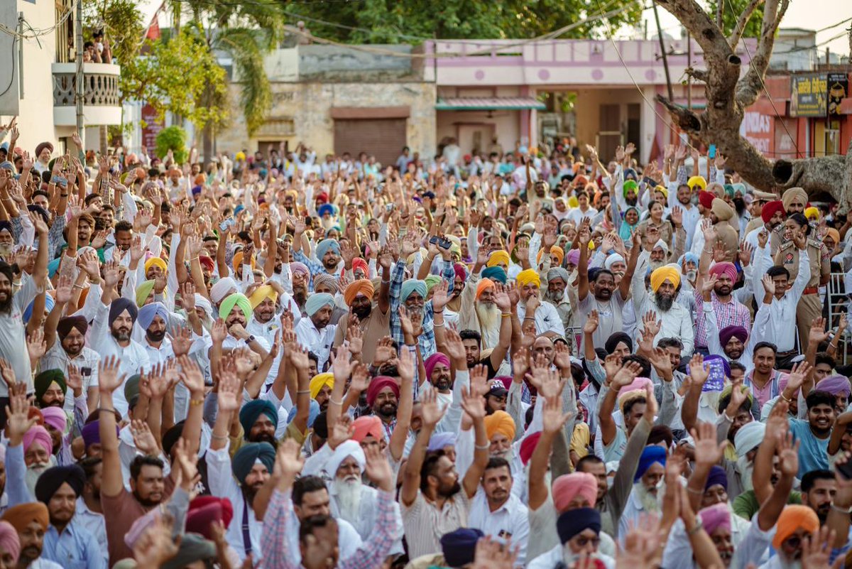 BhagwantMann's tweet photo. ਅੱਜ ਅਮਲੋਹ ਦੇ ਪਿੰਡ ਸ਼ਮਸ਼ਪੁਰ ਵਿਖੇ ਲੋਕਾਂ ਅਤੇ ਖਾਸ ਕਰਕੇ ਸਾਡੀਆ ਮਾਵਾਂ ਦਾ ਅਸ਼ੀਰਵਾਦ ਮਿਲਿਆ। ਪੁਰਾਣੀਆਂ ਸਰਕਾਰਾਂ ਦੀ ਲੁੱਟ ਤੋਂ ਉਲਟ, ਅਸੀਂ ਪੰਜਾਬ ਦੇ ਨਿਰੋਲ ਵਿਕਾਸ ਲਈ ਕੰਮ ਕਰ ਰਹੇ ਹਾਂ।
ਅੱਜ 90% ਘਰਾਂ ਦੇ ਬਿਜਲੀ ਬਿੱਲ ਜ਼ੀਰੋ ਆ ਰਹੇ ਹਨ ਅਤੇ ਖੇਤਾਂ ਤੱਕ ਨਹਿਰੀ ਪਾਣੀ ਪਹੁੰਚਾਉਣ ਲਈ 14,000 ਕਿਲੋਮੀਟਰ ਪਾਈਪਾਂ ਪਾਈਆਂ ਗਈਆਂ ਹਨ। ਸਰਕਾਰੀ ਸਕੂਲਾਂ ਦੇ ਬੱਚੇ ਵੱਡੇ ਪੇਪਰ ਪਾਸ ਕਰ ਰਹੇ ਹਨ ਅਤੇ ਨੌਜਵਾਨਾਂ ਨੂੰ ਬਿਨਾਂ ਰਿਸ਼ਵਤ, ਨਿਰੋਲ ਮੈਰਿਟ 'ਤੇ ਨੌਕਰੀਆਂ ਮਿਲ ਰਹੀਆਂ ਹਨ।
ਪਿੰਡ ਸ਼ਮਸ਼ਪੁਰ ਦੇ ਵਿਕਾਸ ਲਈ ਅੱਜ 51 ਲੱਖ ਰੁਪਏ ਦਾ ਚੈੱਕ ਸੌਂਪਿਆ ਗਿਆ ਹੈ। ਪੰਜਾਬ ਦੀ ਤਰੱਕੀ ਲਈ 'ਤੁਹਾਡੀ ਸਰਕਾਰ' ਹਮੇਸ਼ਾ ਤੁਹਾਡੇ ਨਾਲ ਖੜ੍ਹੀ ਹੈ..